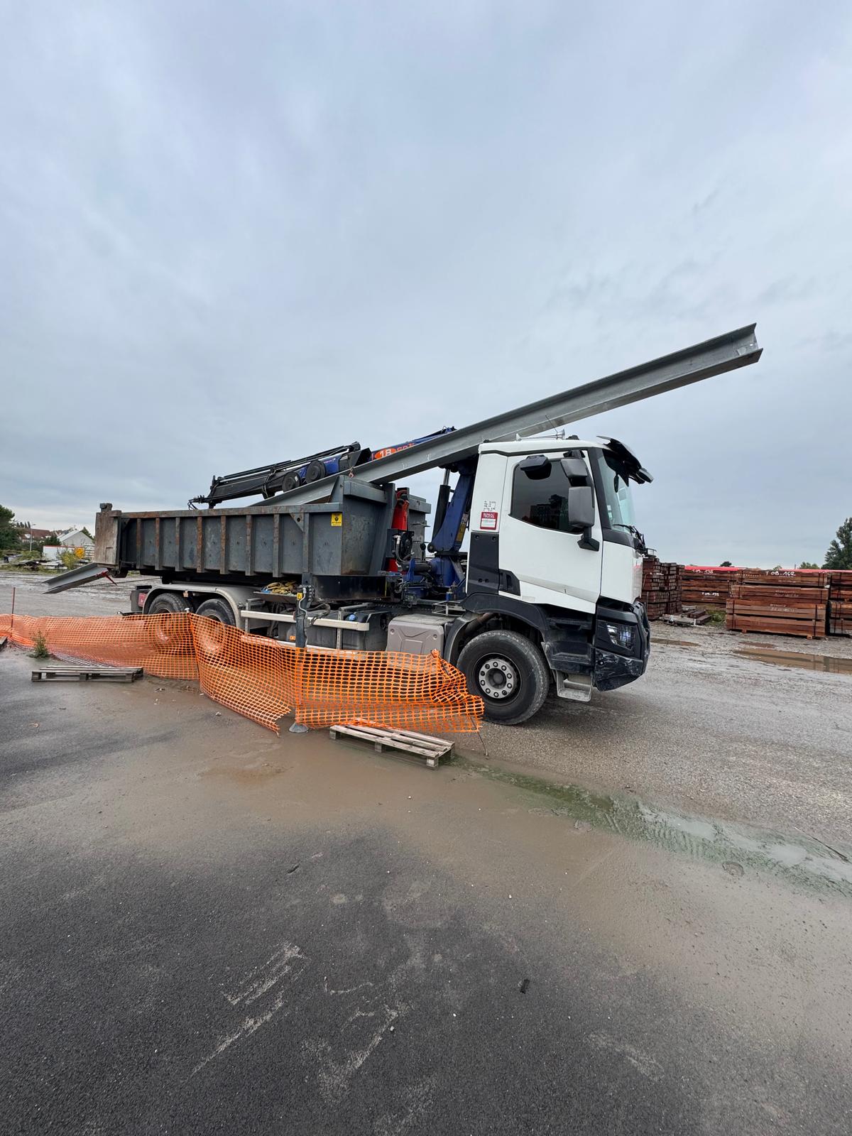 Chargement de poutrelles par grue