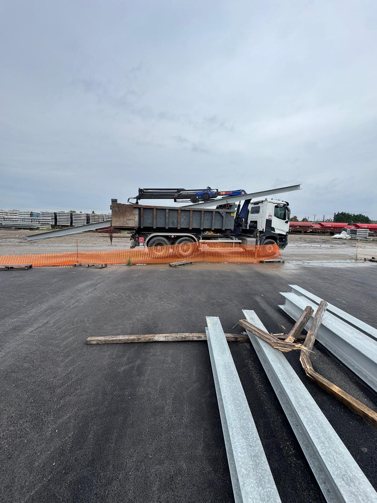 Camion grue et poutrelles sur chantier ferroviaire