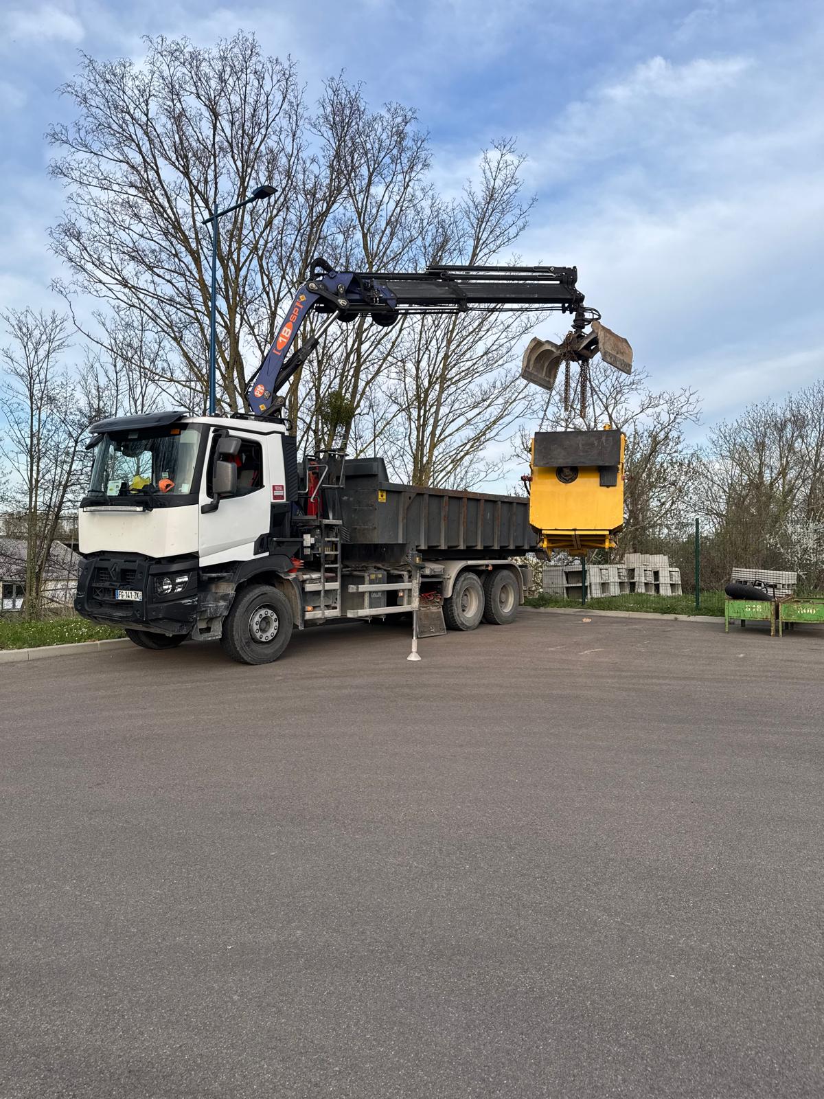 Camion grue levant un godet