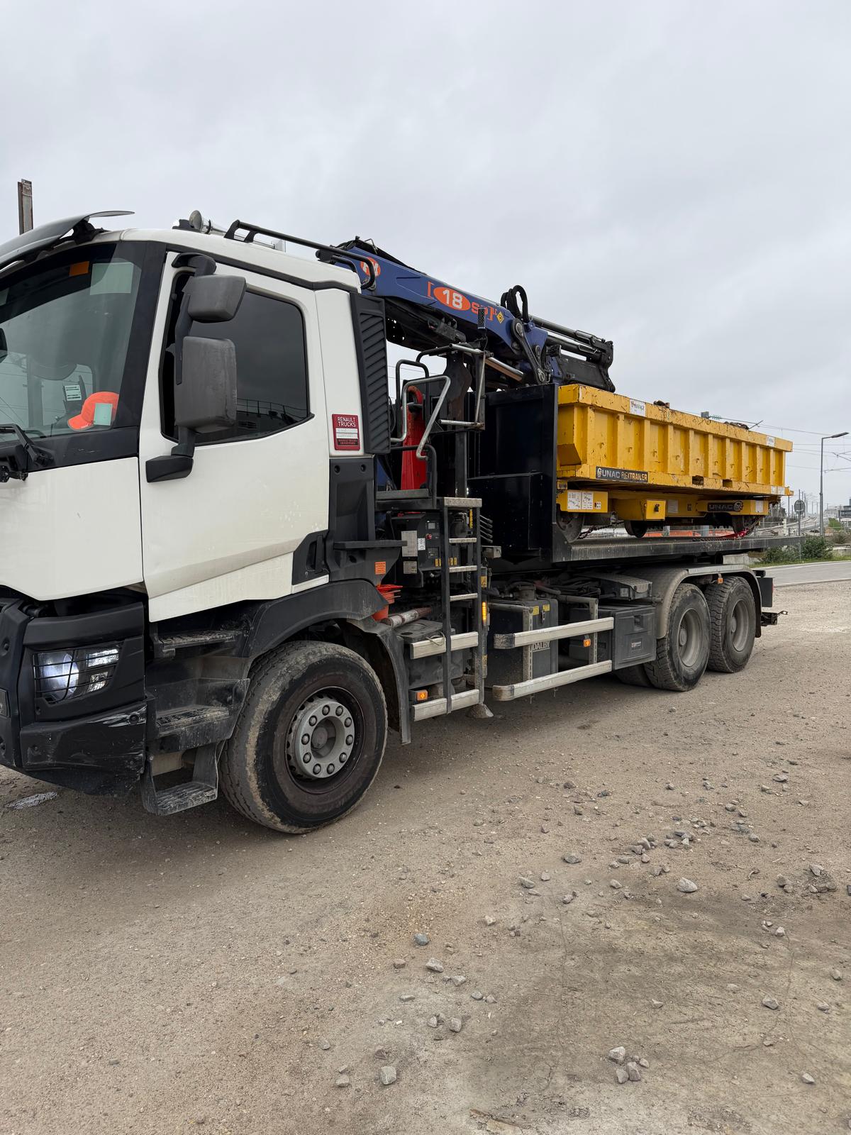 Camion grue Renault de profil